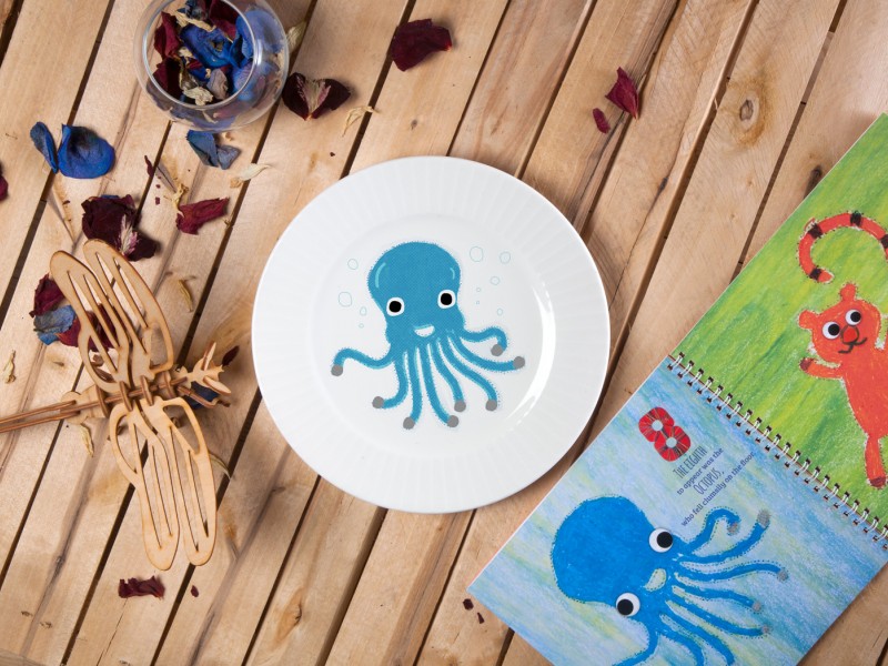 Porcelain plate - "Octopus" Ø24 with radial side